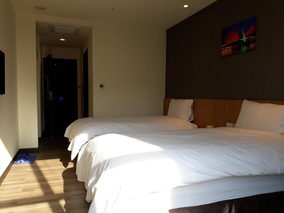 Honest & Warm Hotel Таоуан Екстериор снимка