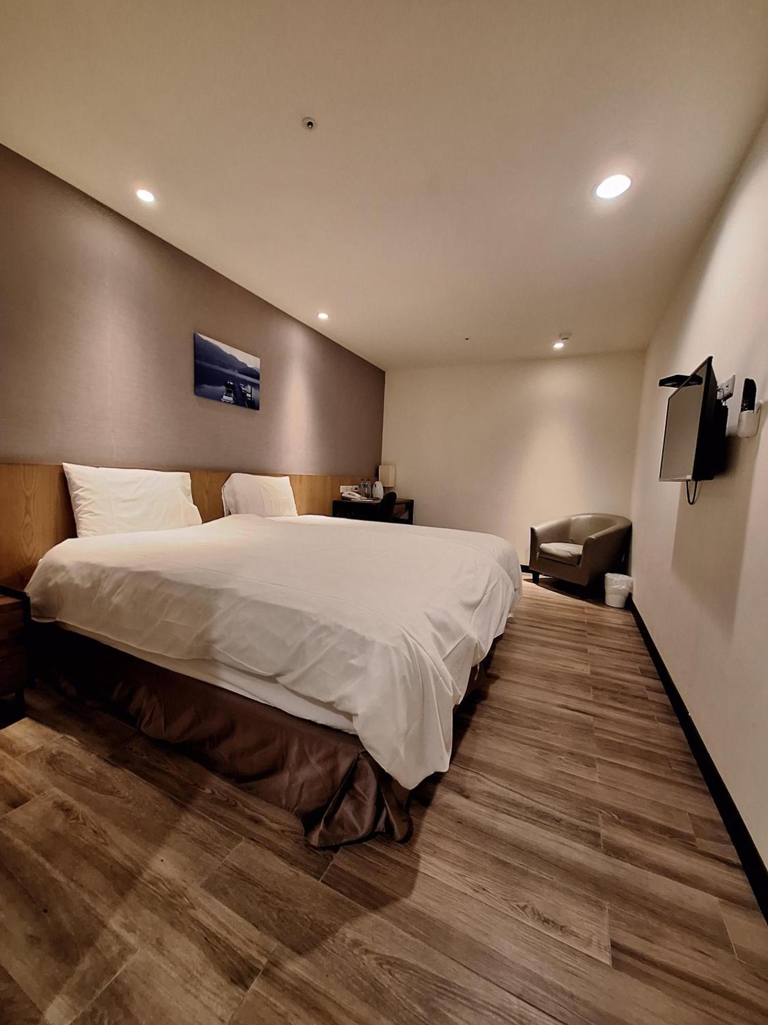 Honest & Warm Hotel Таоуан Екстериор снимка