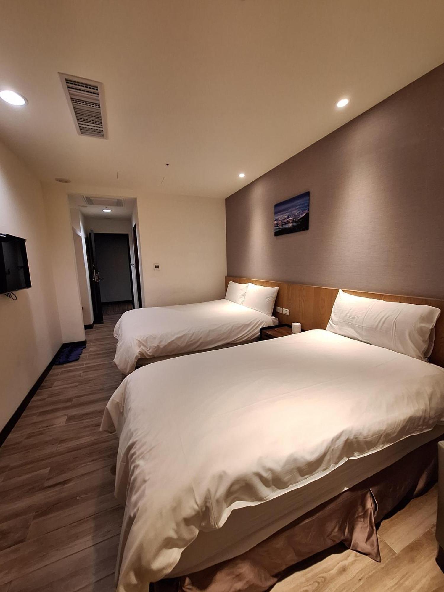 Honest & Warm Hotel Таоуан Екстериор снимка