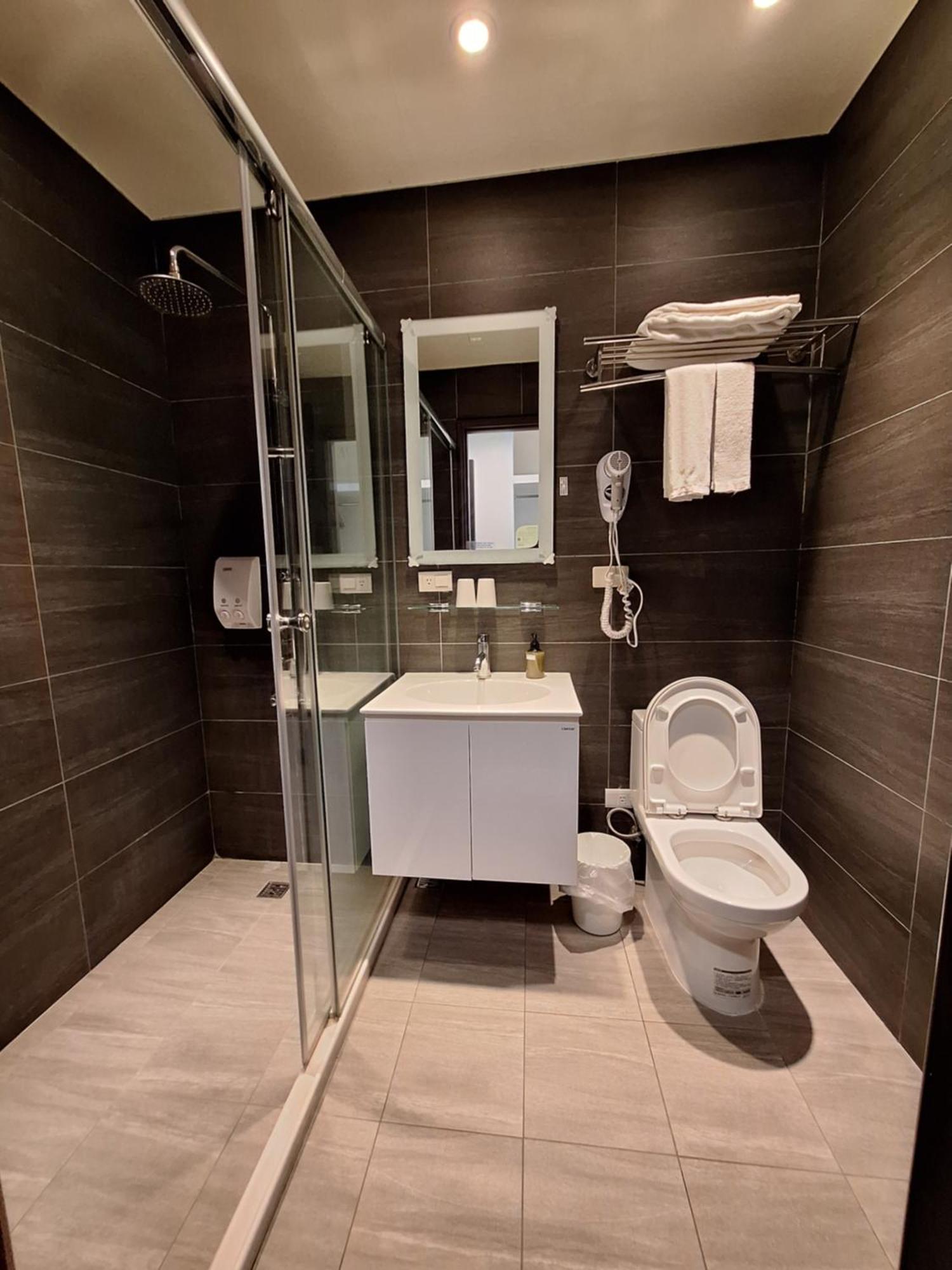 Honest & Warm Hotel Таоуан Екстериор снимка