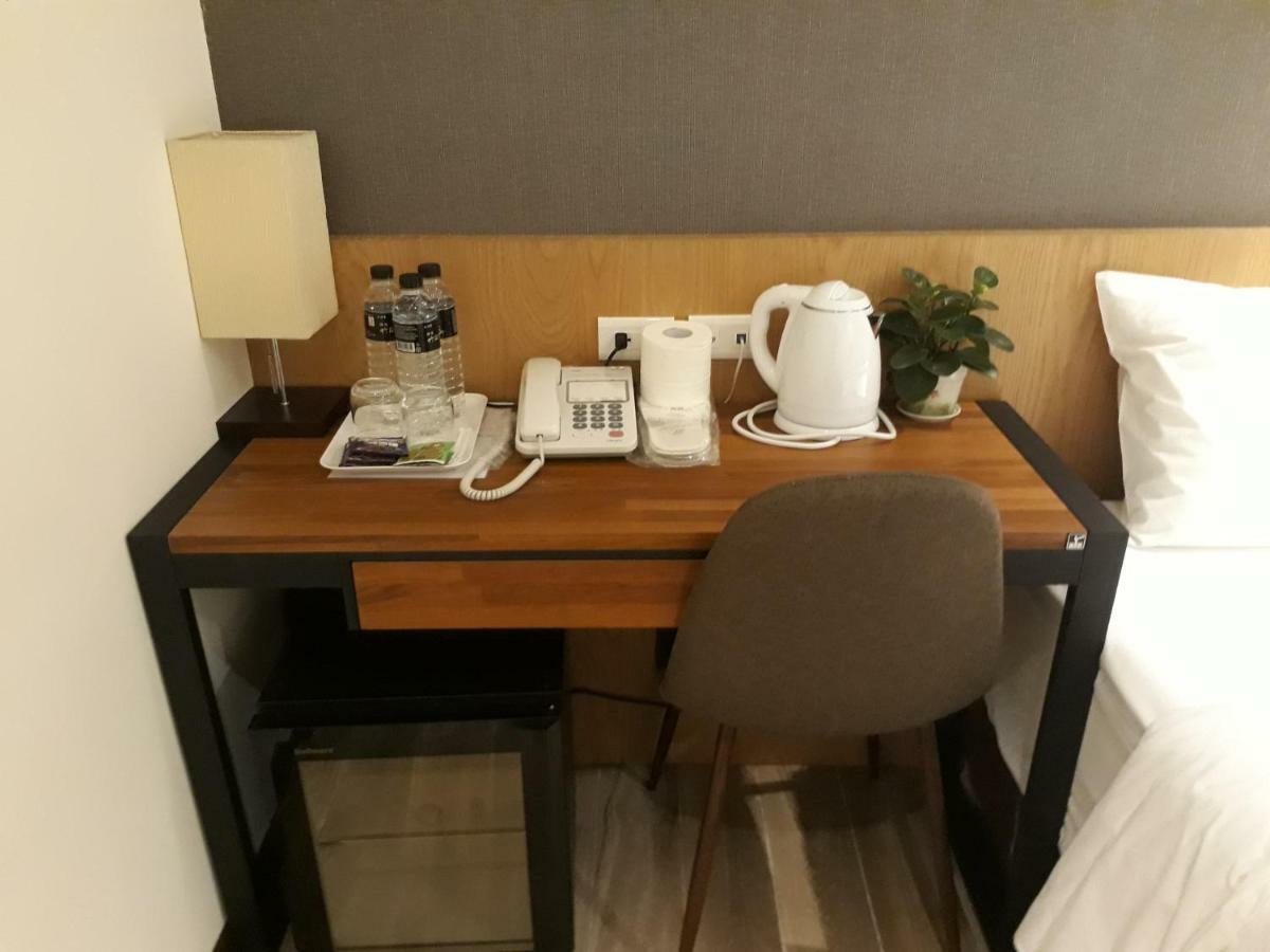 Honest & Warm Hotel Таоуан Екстериор снимка