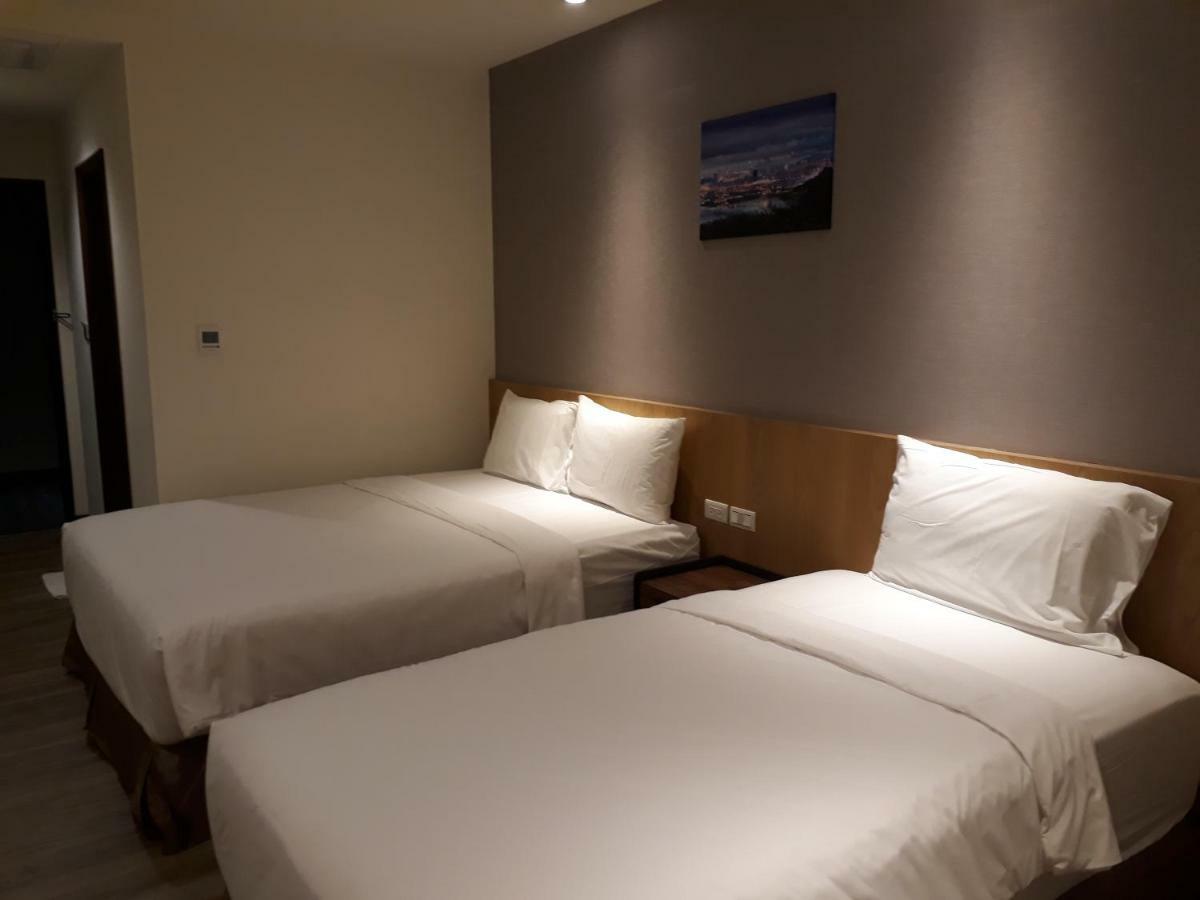 Honest & Warm Hotel Таоуан Екстериор снимка
